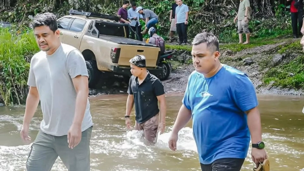 Topan Ginting (baju biru) bersama Gubernur Sumut Bobby Nasution. [Instagram]